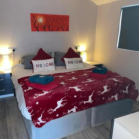 Deerfin Rentals Private Chalet With Hot Tub Ballymena Extérieur photo