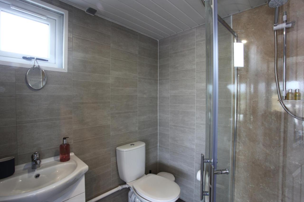 Deerfin Rentals Private Chalet With Hot Tub Ballymena Extérieur photo