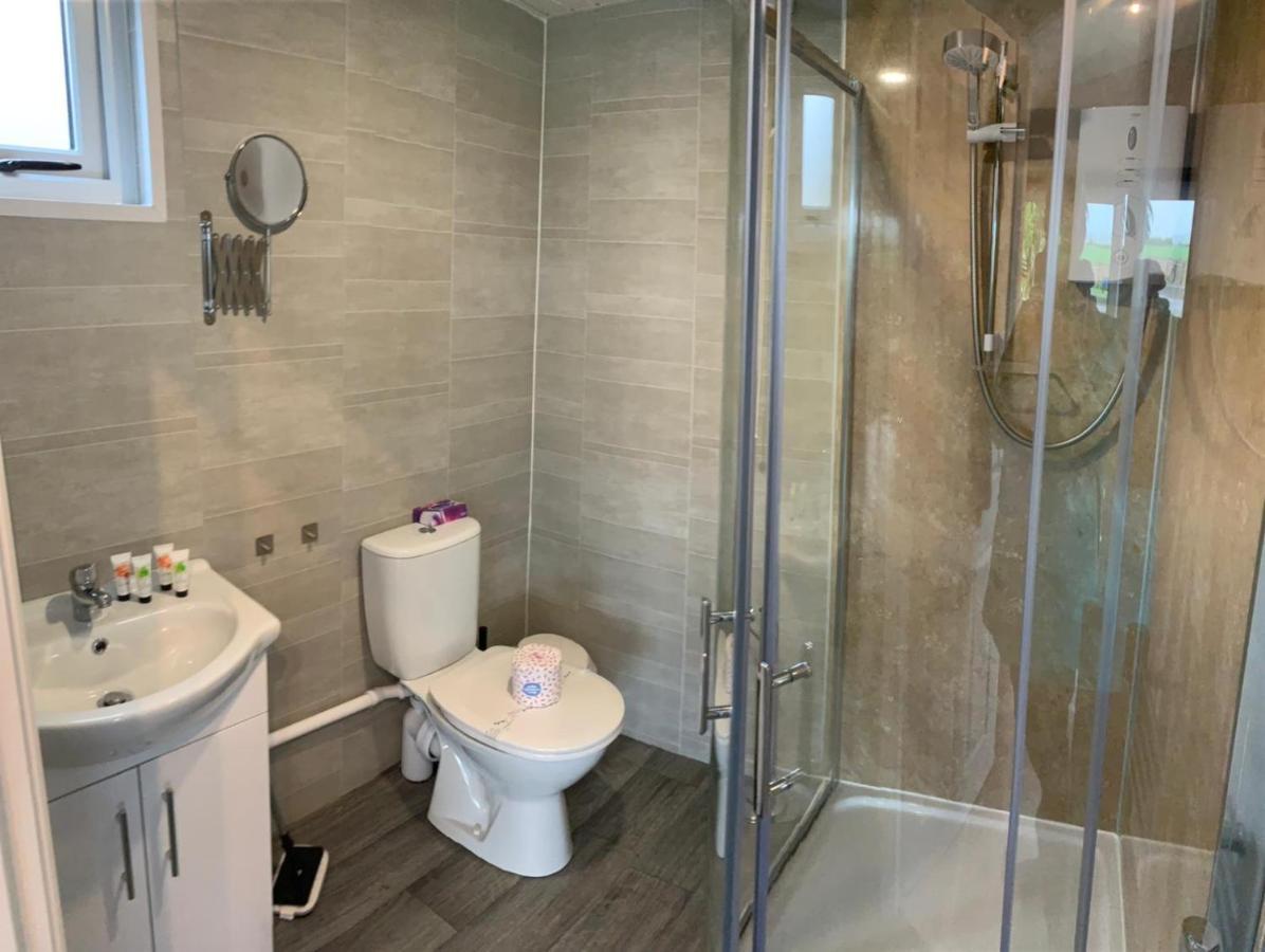 Deerfin Rentals Private Chalet With Hot Tub Ballymena Extérieur photo
