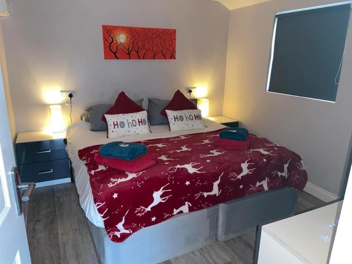Deerfin Rentals Private Chalet With Hot Tub Ballymena Extérieur photo