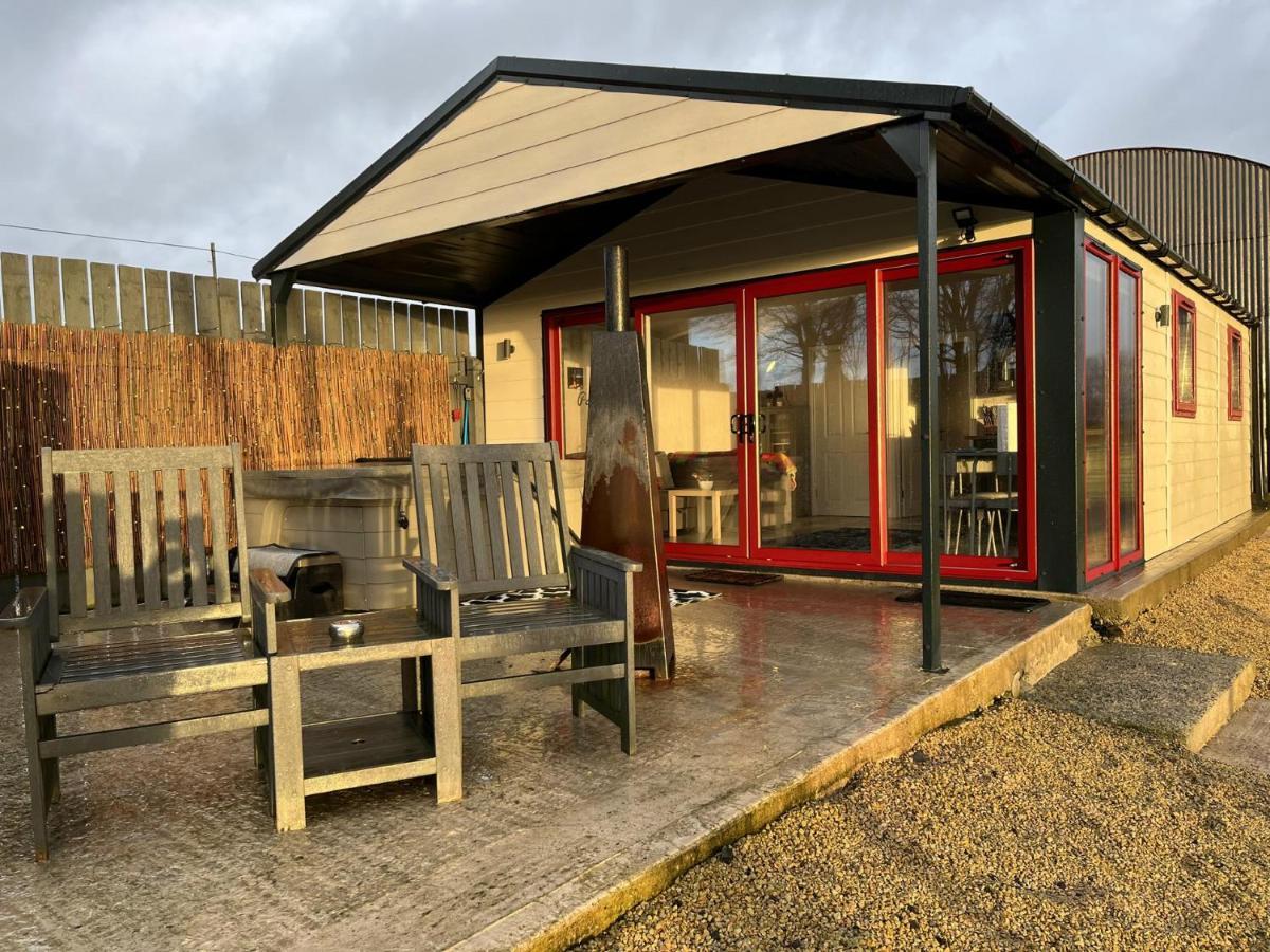 Deerfin Rentals Private Chalet With Hot Tub Ballymena Extérieur photo
